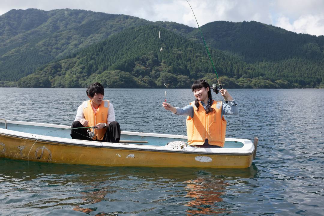 神奈川 箱根の温泉と色づく芦ノ湖でのワカサギ釣りを両方楽しめる 旬のワカサギ釣り体験宿泊プラン発売中 おんせんニュース
