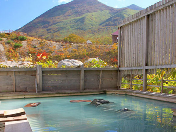 北海道・ニセコ五色温泉「五色温泉旅館」登山客や秘湯ファンにも人気。ニセコの山々を眺める絶景の紅葉露天 - おんせんニュース