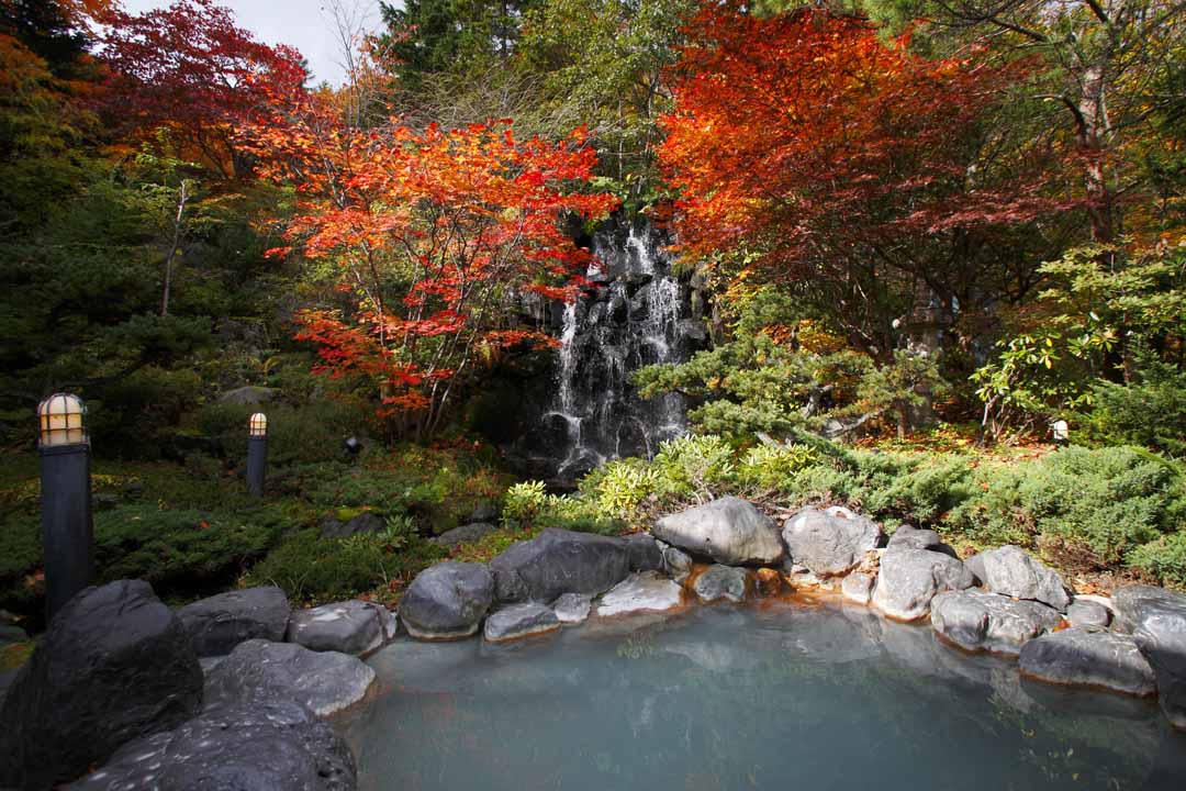 北海道 登別温泉 祝いの宿 登別グランドホテル 滝見の紅葉露天で格別のひと時を 3種類の温泉も楽しめる おんせんニュース