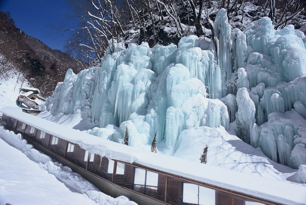 岐阜「飛騨大鍾乳洞」高さ30メートル超の巨大な氷柱が出現！ぐんぐん
