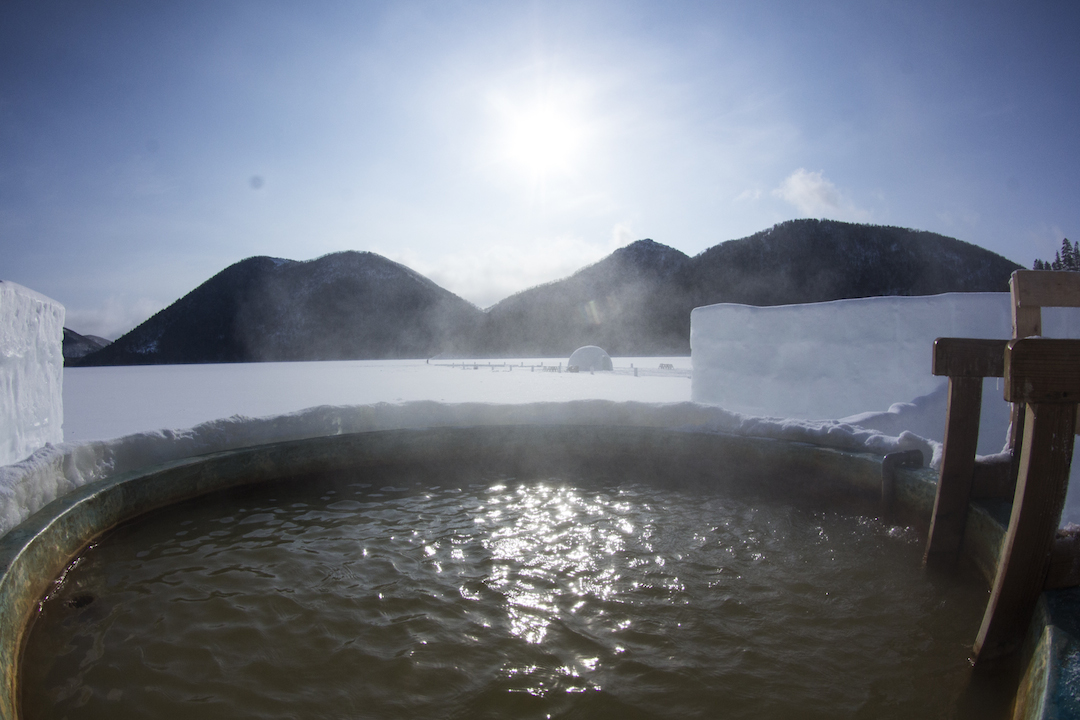 北海道河東郡鹿追町　しかりべつ湖コタン 氷のホテル、氷の露天風呂