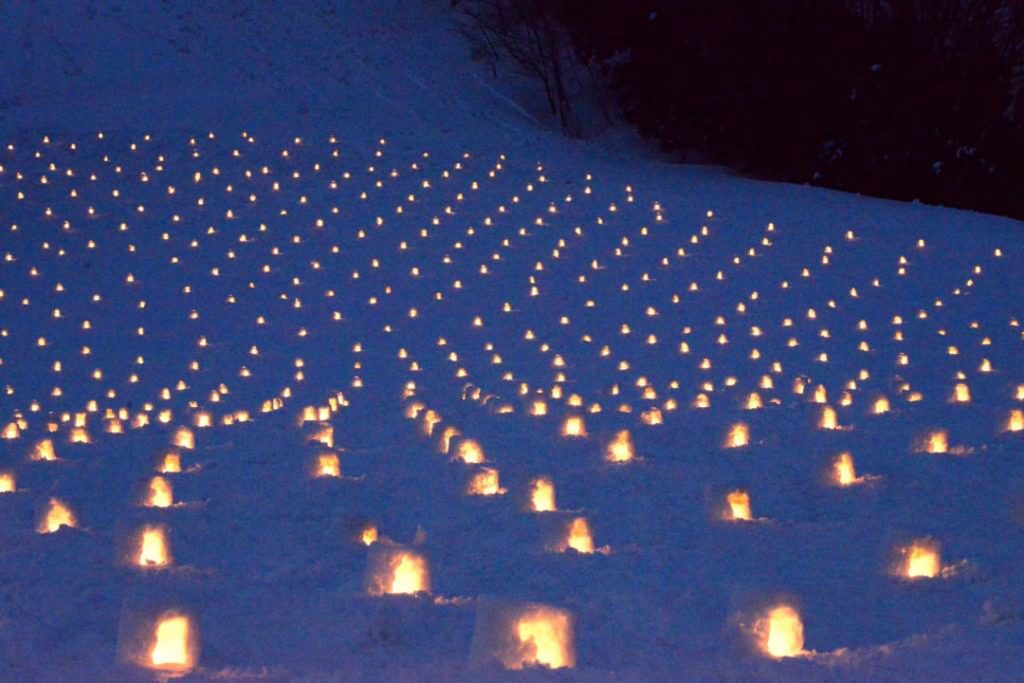 秋田・秋の宮温泉郷「かだる雪まつり」雪原のミニかまくらが幻想的で