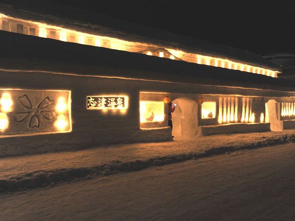 山形 インスタ映えする東北雪イベント 月山志津温泉雪旅籠の灯り 今年は宿泊者限定で開催 温泉街に雪で作った昔の街並みが出現 おんせんニュース