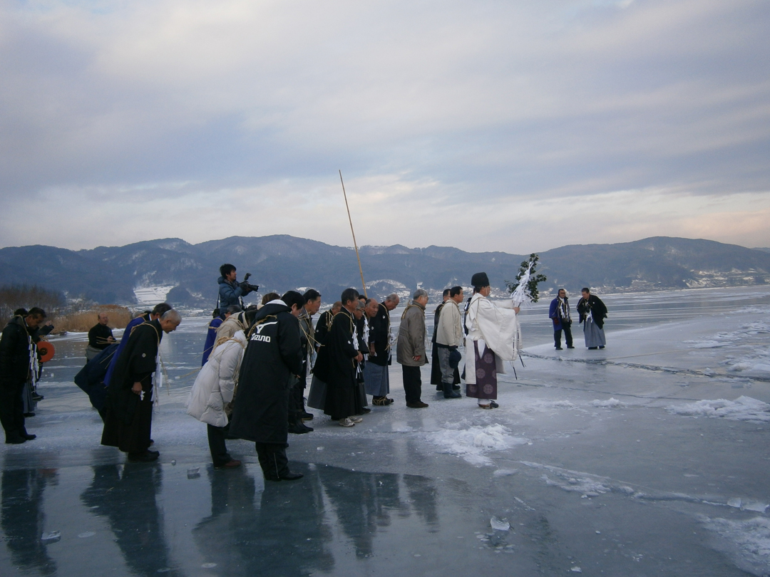 長野県諏訪市　諏訪湖の御神渡り　おみわたり　冬の絶景