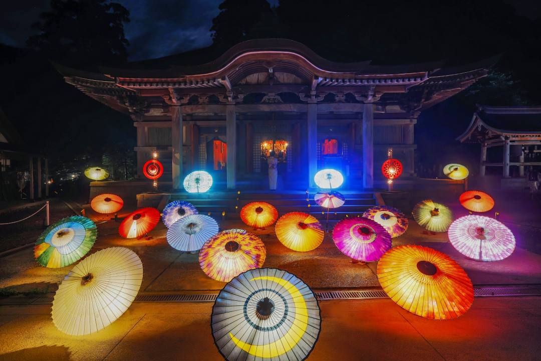 鳥取 大山寺 大山の大献灯 美しい和傘の灯りが霊峰 大山1301年の古刹を彩る 日本一長い石畳も 10 23 おんせんニュース