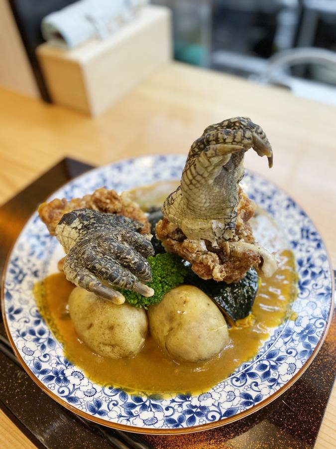 静岡 ワニの足カレー 熱海市内の飲食店が熱海怪獣映画祭コラボメニューを販売中 怪獣をテーマにしたオリジナル料理を味わおう おんせんニュース