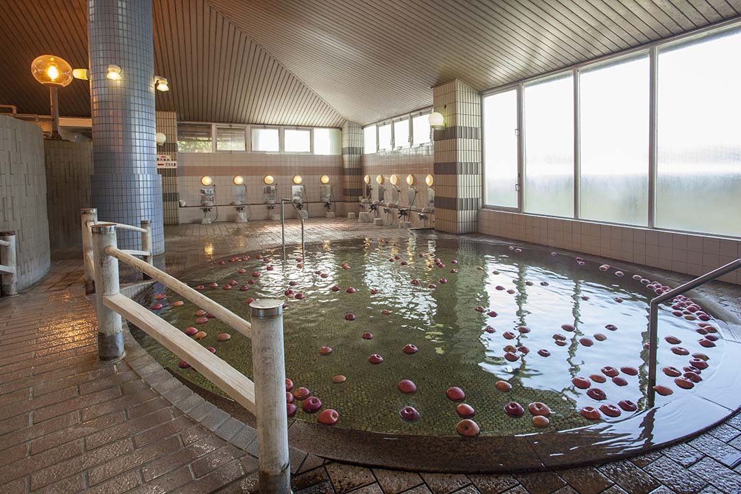 大量のりんごが温泉に浮かぶ南田温泉ホテルアップルランド