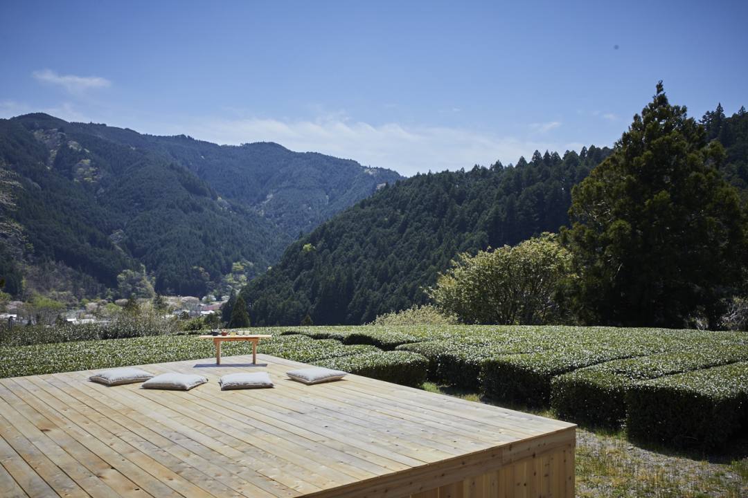 静岡県茶畑の絶景の中で最高に美味しいお茶を味わう茶の間。天空の茶の間