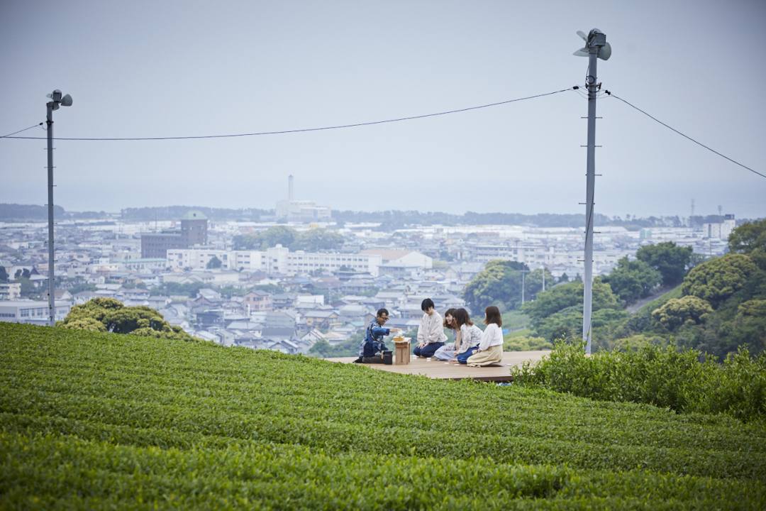 静岡県茶畑の絶景の中で最高に美味しいお茶を味わう茶の間