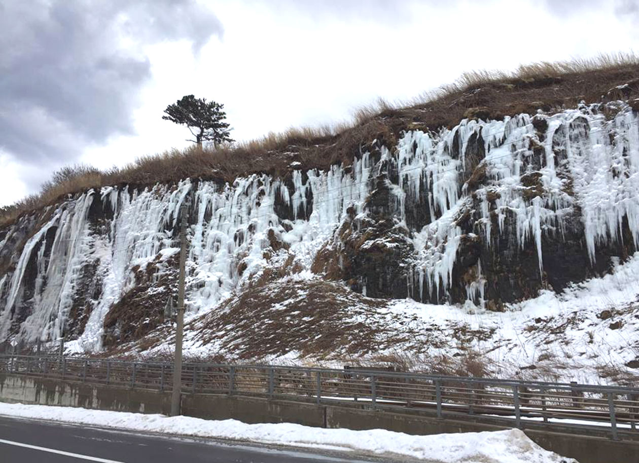 青森 Jr五能線 千畳敷駅に圧巻 幅100ｍもの氷のカーテンが1月下旬から出現 冬の絶景 おんせんニュース