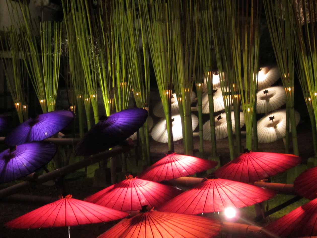 熊本県山鹿温泉　山鹿灯籠浪漫・百華百彩　華やかな和傘がつくりだすライトアップ　イルミネーション