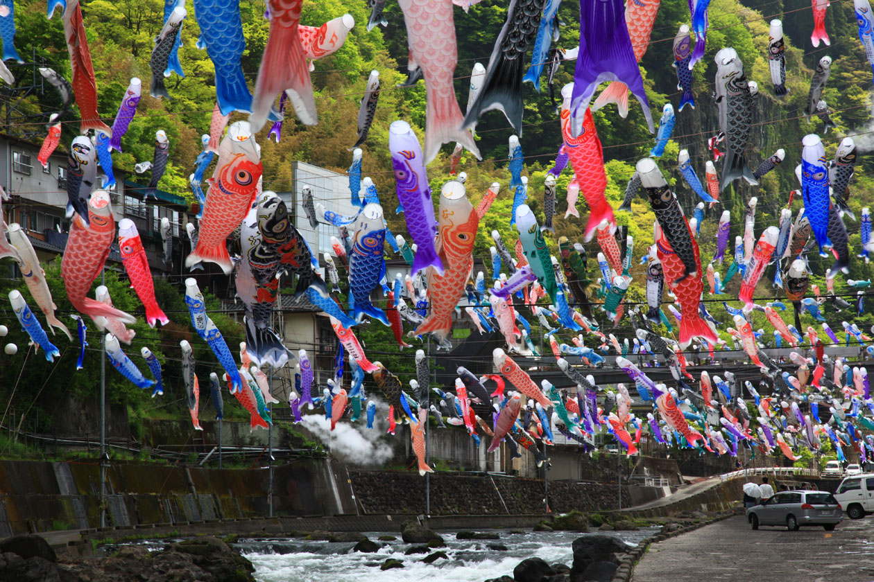 熊本県小国町　杖立温泉鯉のぼり祭り　TuetateOnsen,oguni-town,Kumamoto pref,JAPAN  A lot of carp in retro cityscape
