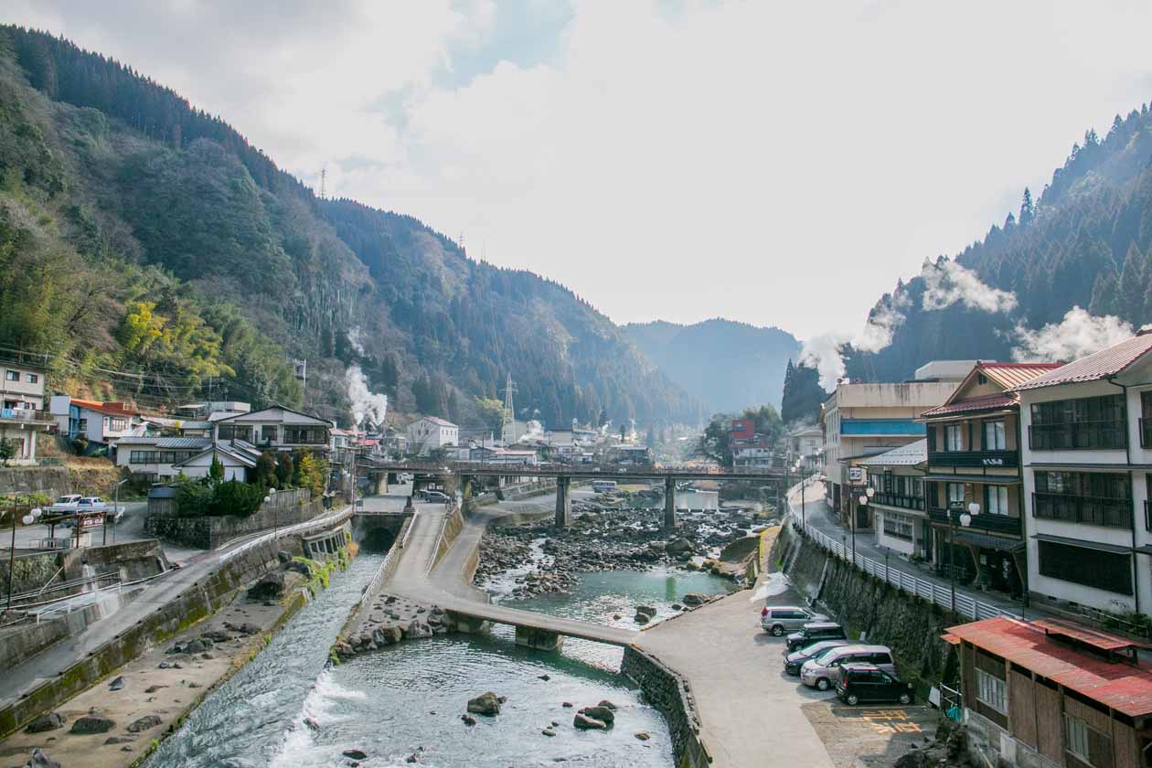 熊本県小国町 杖立温泉鯉のぼり祭り TuetateOnsen,oguni-town,Kumamoto pref,JAPAN A lot of carp in retro cityscape