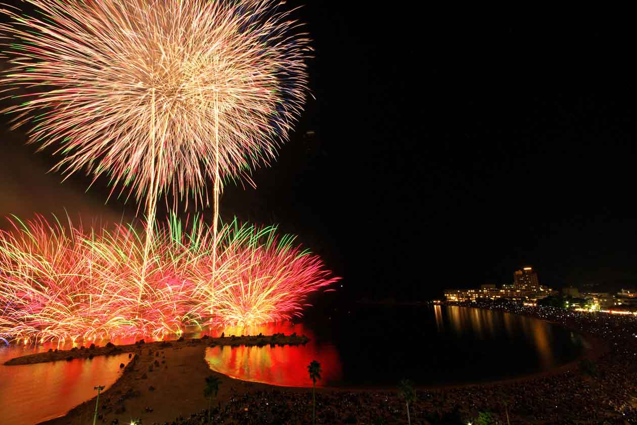 花火が見える温泉 8 10 和歌山 年は中止 白浜花火大会 湾全体に広がるナイアガラは必見 温泉旅館からも海の上の大迫力花火が見える おんせんニュース