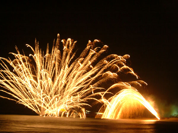 温泉から歩いて見に行ける！温泉地の花火大会特集　花火が見える温泉　花火が見えるホテル旅館　おんせんニュース