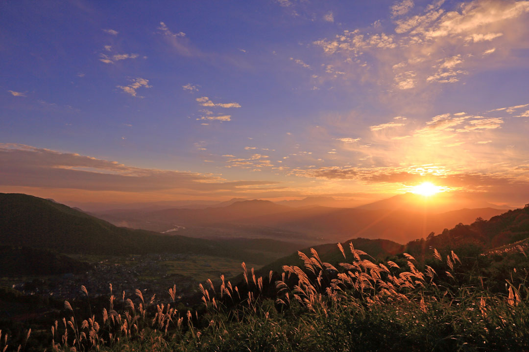 長野県　野沢温泉　夕焼けバス　北信五岳に沈む夕陽の絶景