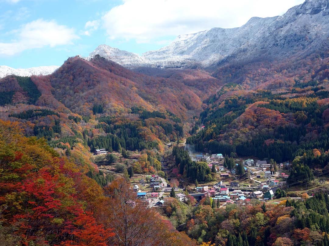 源泉かけ流しの紅葉露天風呂 長野県下水内郡栄村 秋山郷 切明リバーサイドハウス