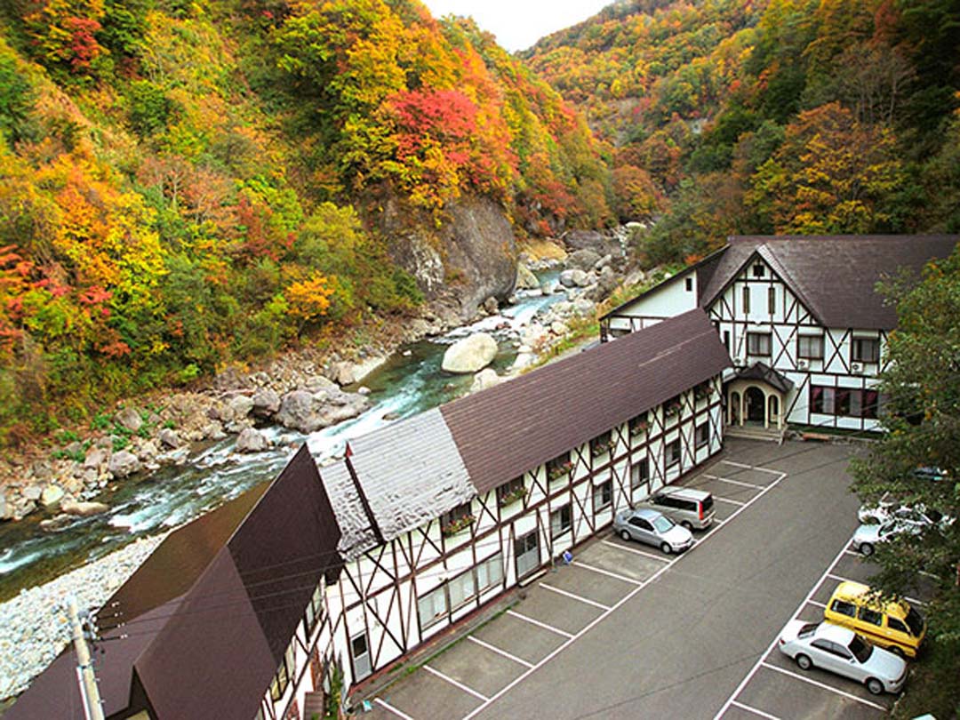 源泉かけ流しの紅葉露天風呂 長野県下水内郡栄村 秋山郷 切明リバーサイドハウス