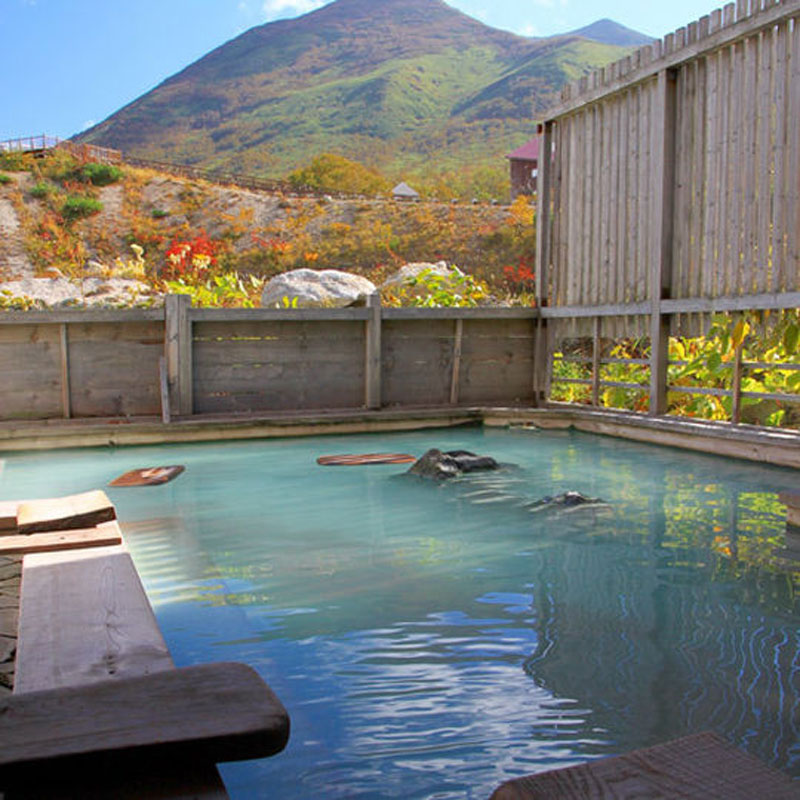 源泉かけ流しの紅葉露天風呂 絶景露天風呂 北海道虻田郡ニセコ町 ニセコ五色温泉