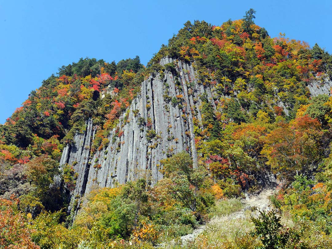源泉かけ流しの紅葉露天風呂 長野県下水内郡栄村 秋山郷 切明リバーサイドハウス