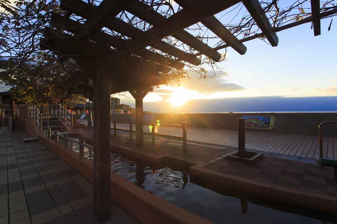 長崎県雲仙市小浜温泉 全長105mの日本一長い足湯　ほっとふっと105（いちまるご）