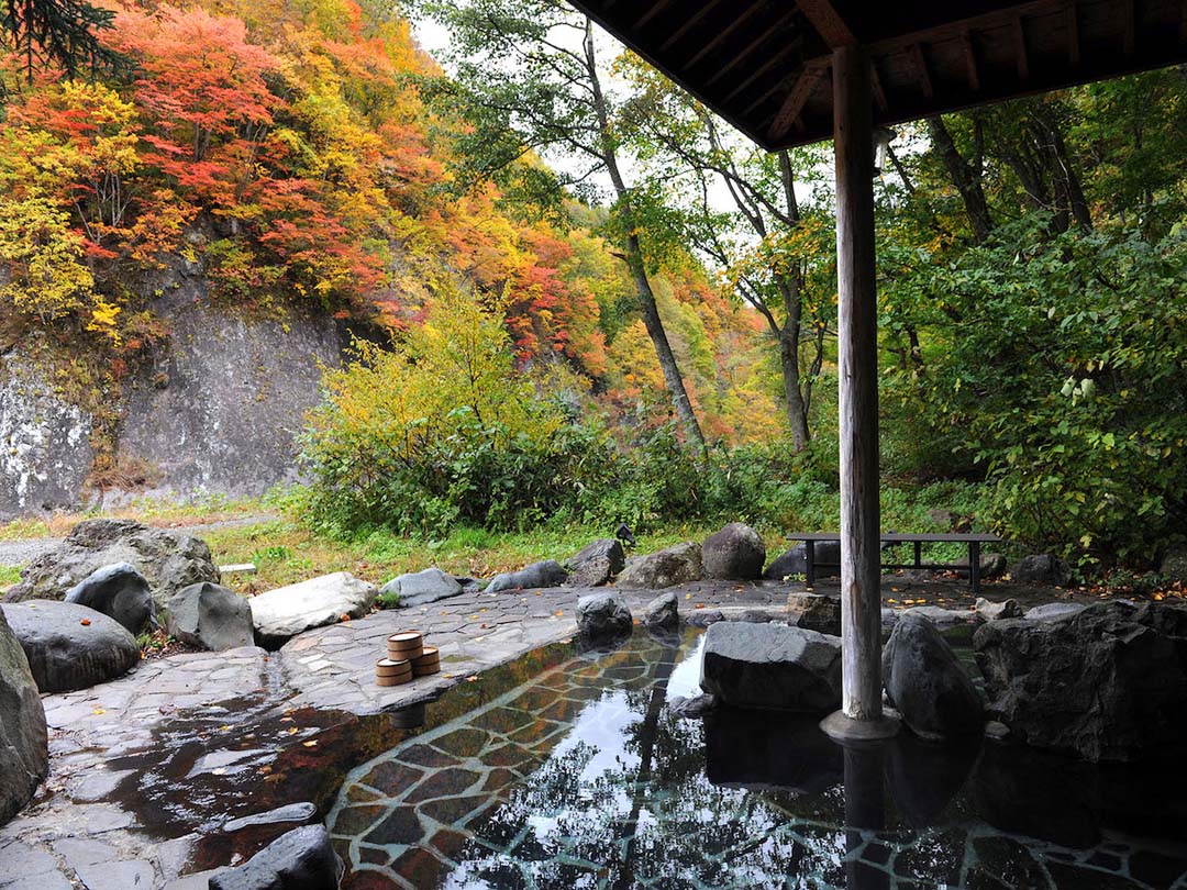 源泉かけ流しの紅葉露天風呂 長野県下水内郡栄村 秋山郷 切明リバーサイドハウス