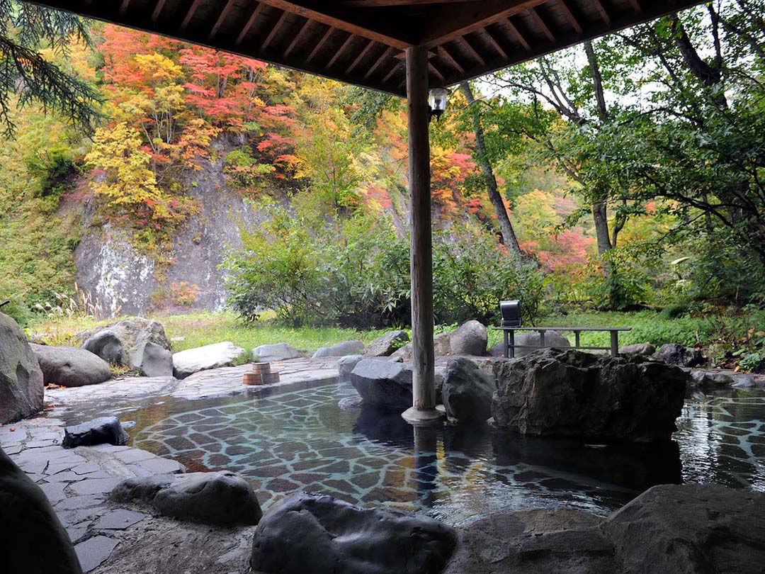 源泉かけ流しの紅葉露天風呂 長野県下水内郡栄村 秋山郷 切明リバーサイドハウス
