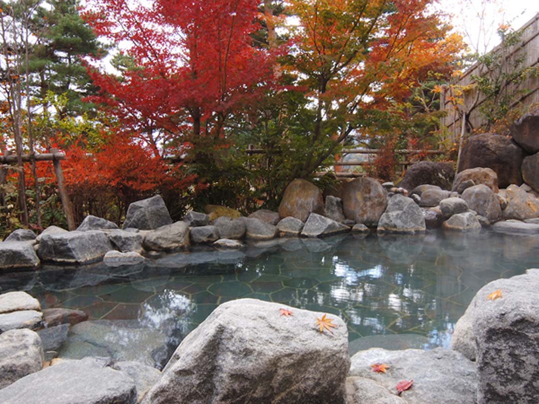 福島県郡山市 のんびり温泉 源泉かけ流しの紅葉露天風呂