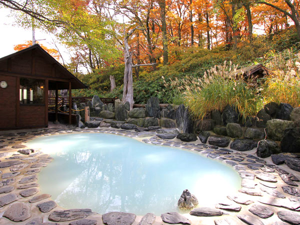 源泉かけ流しの紅葉露天風呂 福島県 土湯温泉 野地温泉ホテル