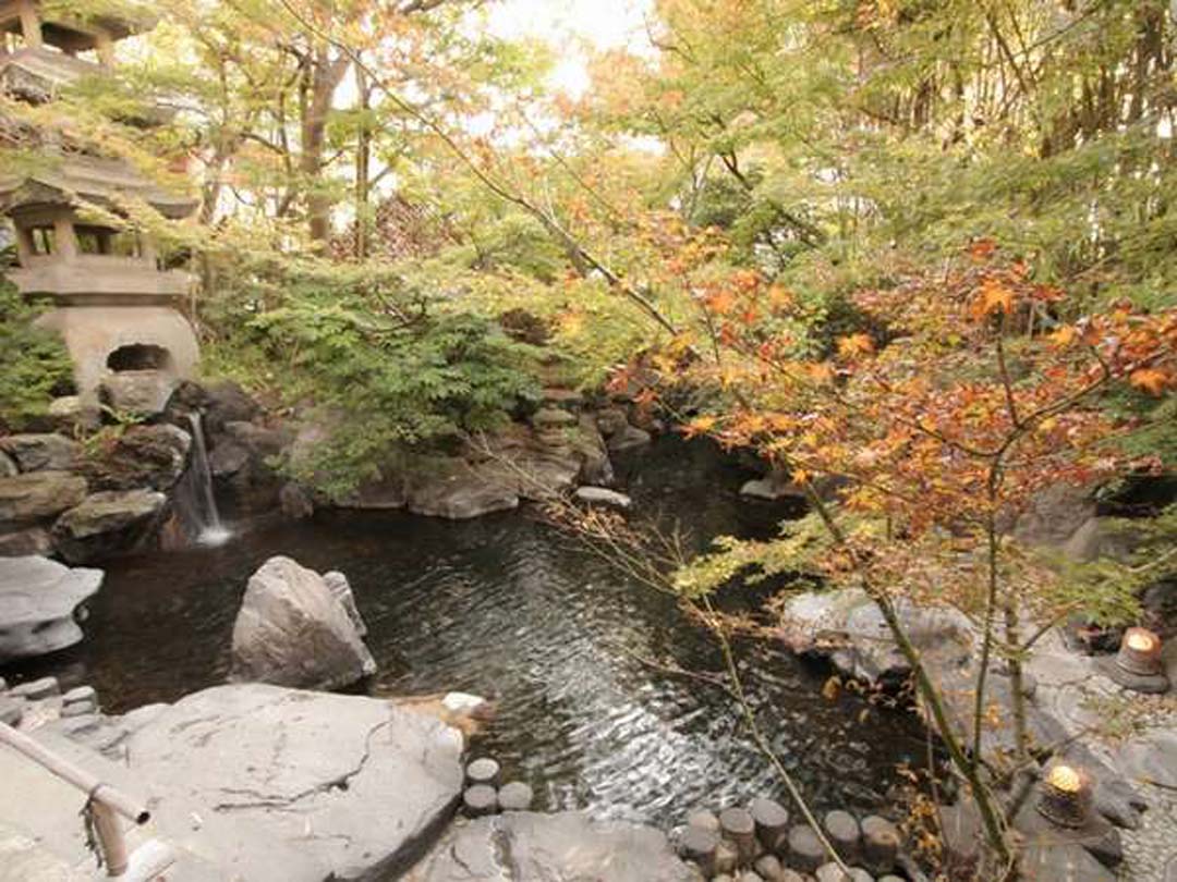 源泉かけ流しの紅葉露天風呂 長野県下高井郡山ノ内町 湯田中温泉 よろづやアネックス湯楽庵