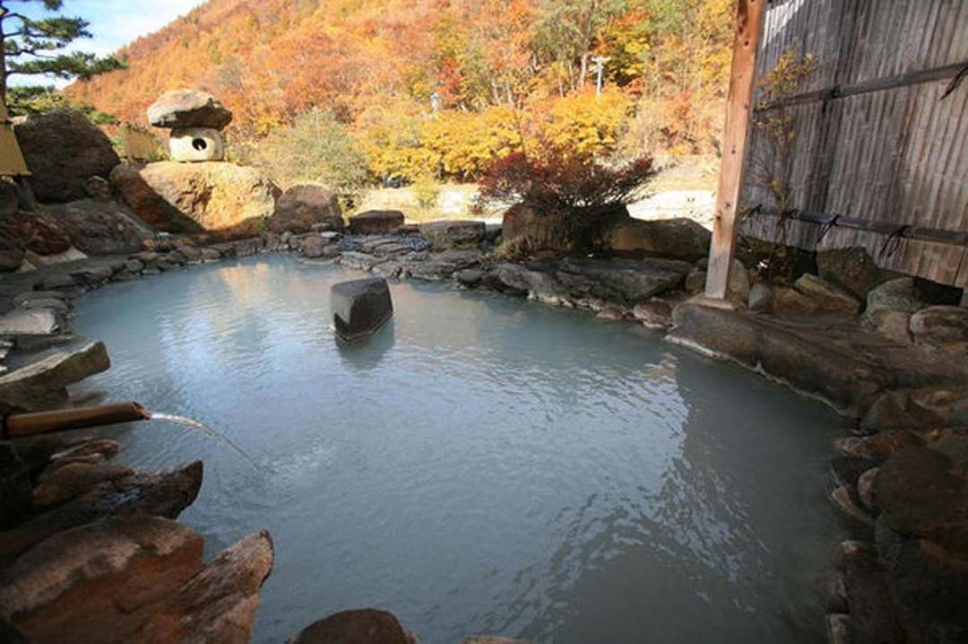 源泉かけ流しの紅葉露天風呂 長野県上高井郡高山村七味温泉 信州高山温泉郷 七味温泉ホテル 渓山亭