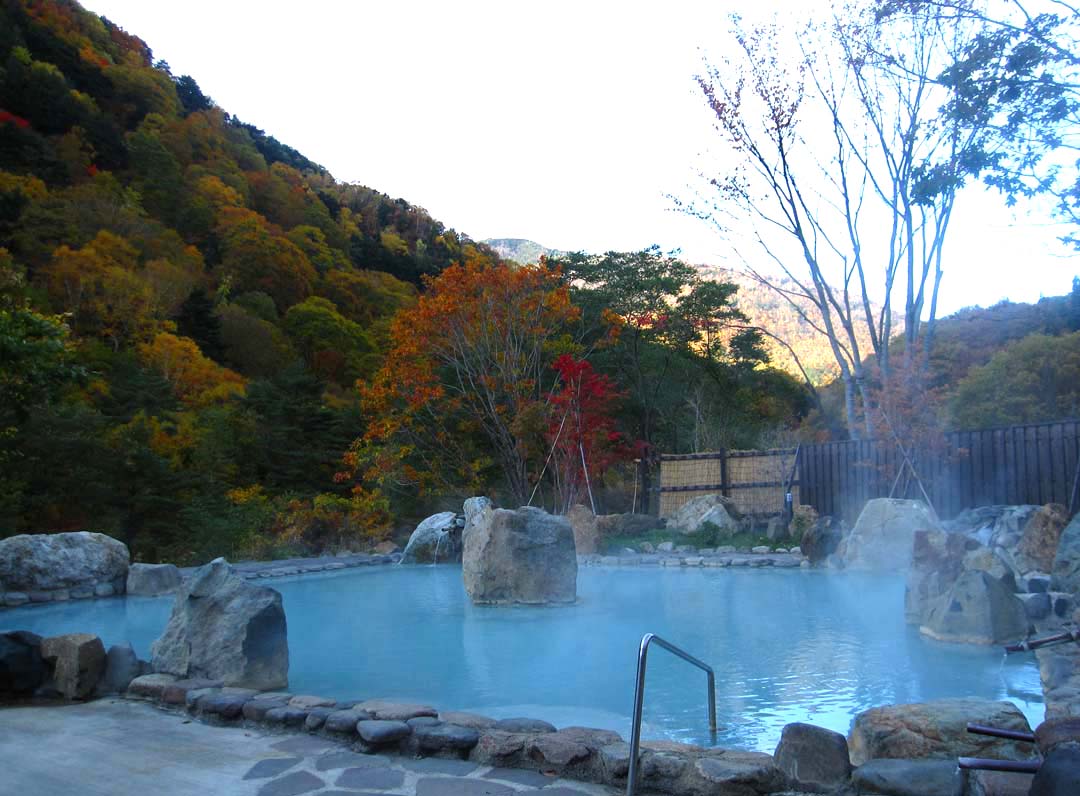 源泉かけ流しの紅葉露天風呂 長野県上高井郡高山村七味温泉 信州高山温泉郷 七味温泉ホテル 渓山亭