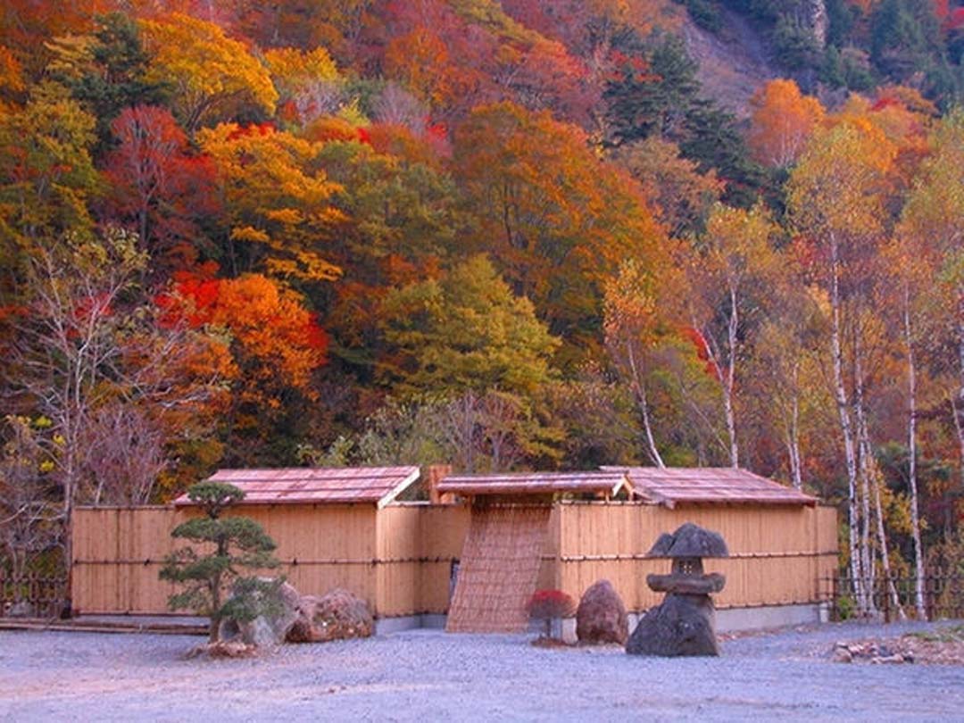 源泉かけ流しの紅葉露天風呂 長野県上高井郡高山村七味温泉 信州高山温泉郷 七味温泉ホテル 渓山亭