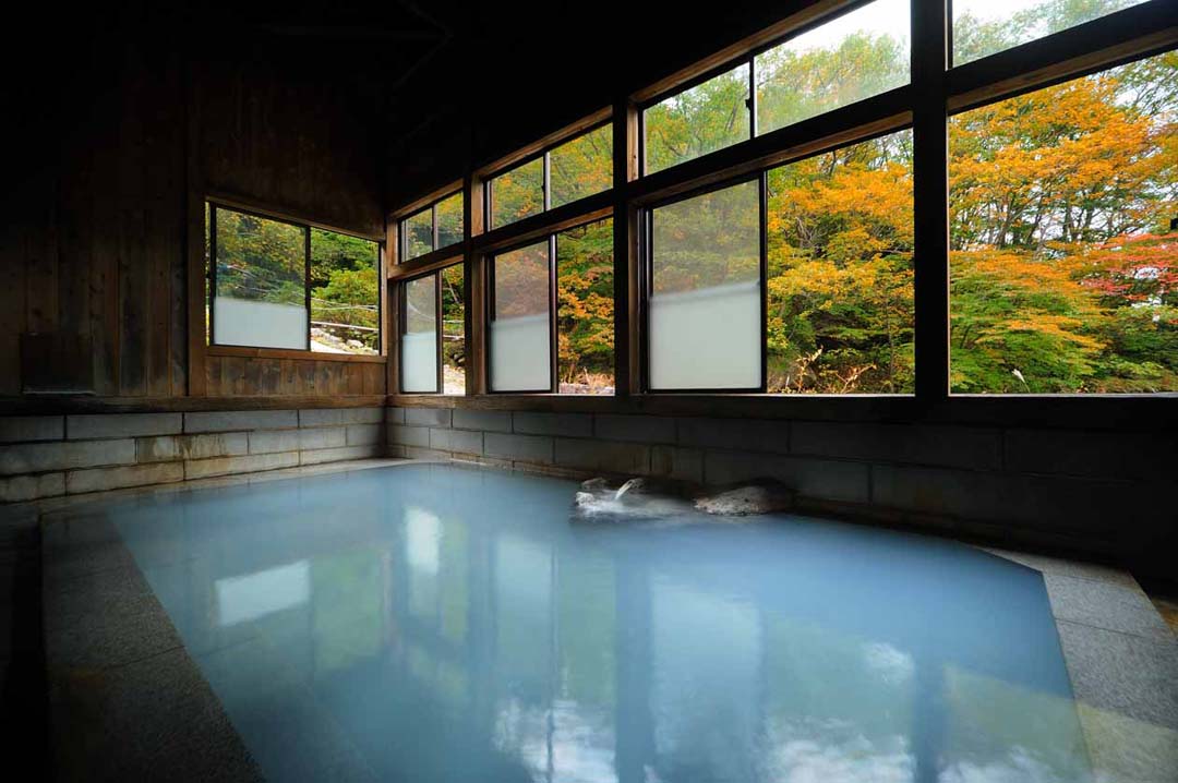源泉かけ流しの紅葉露天風呂 山形県米沢市 滑川温泉 福島屋