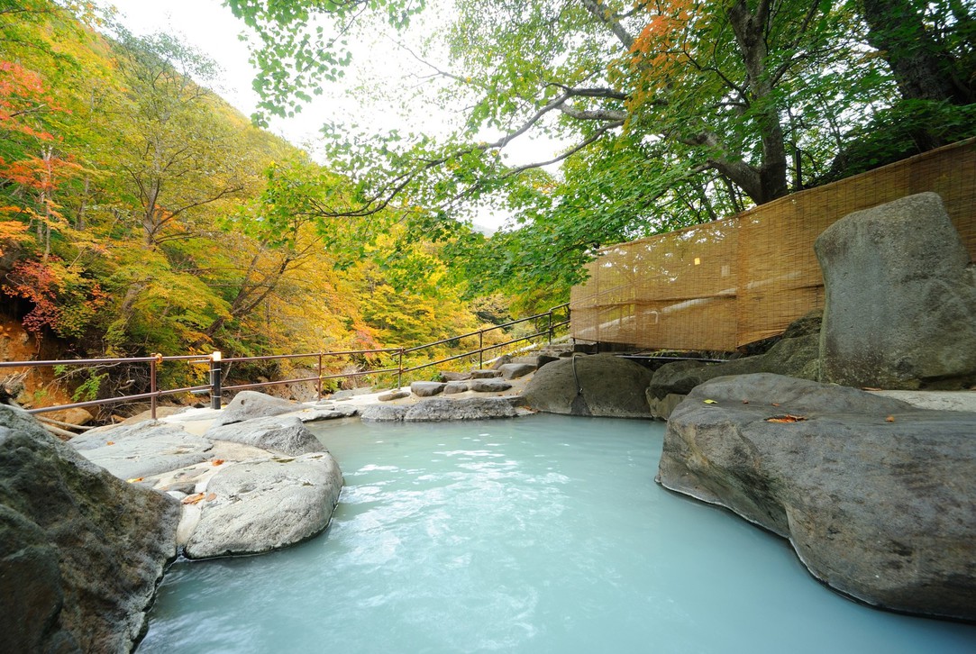 源泉かけ流しの紅葉露天風呂 山形県米沢市 滑川温泉 福島屋