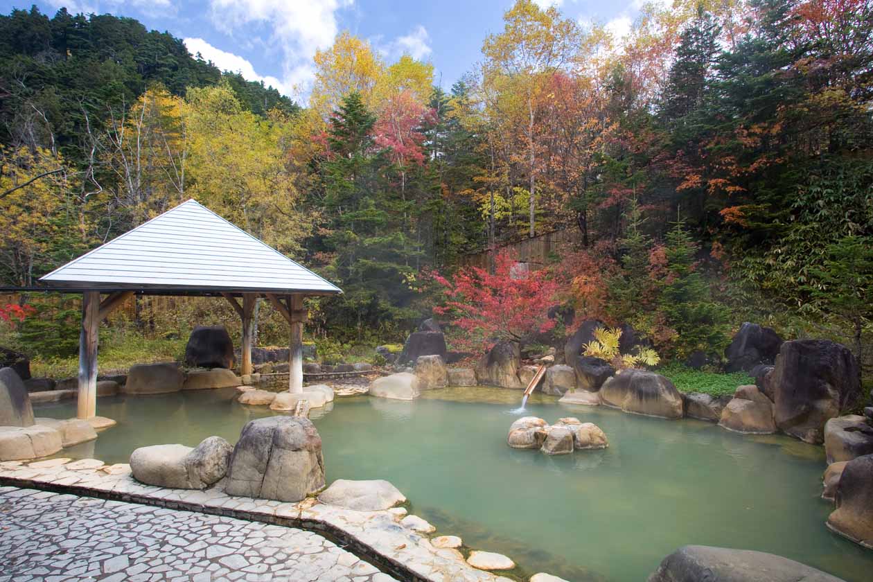 源泉かけ流しの紅葉露天特集 岐阜県下呂市 濁河温泉 市営露天風呂