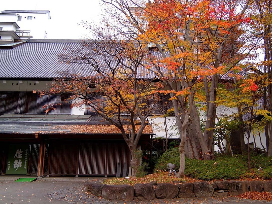 源泉かけ流しの紅葉露天風呂 宮城県仙台市 秋保温泉 伝承千年の宿 佐勘