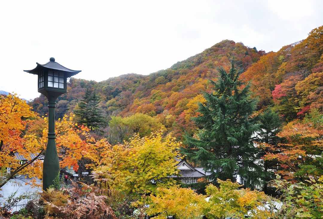 源泉かけ流しの紅葉露天風呂特集 群馬県利根郡みなかみ町 宝川温泉 汪泉閣 おうせんかく