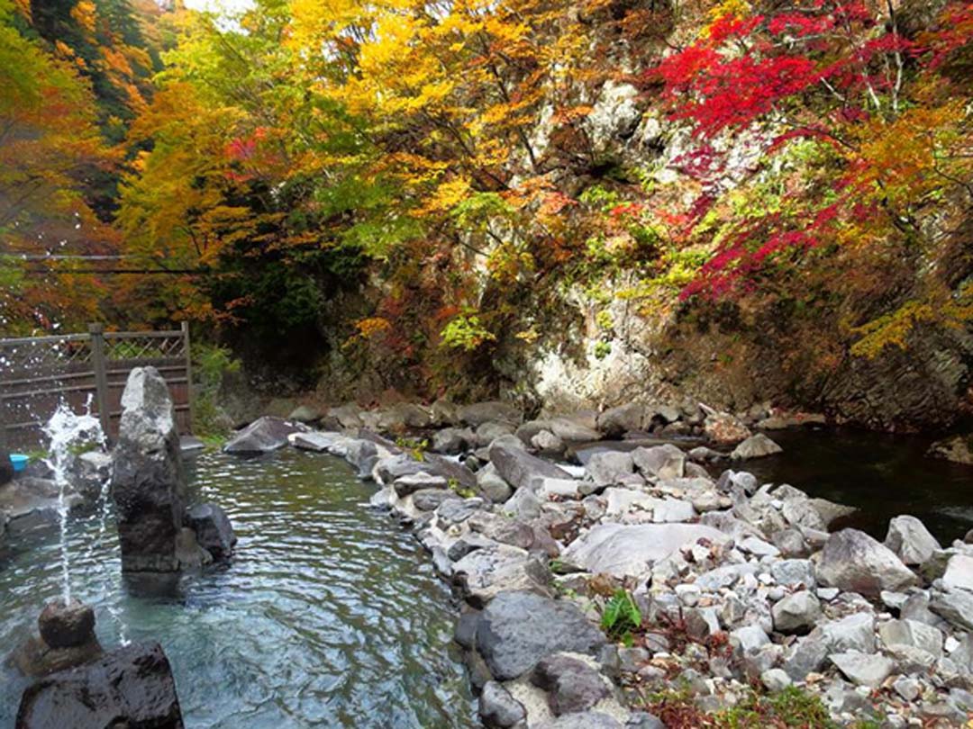 源泉かけ流しの紅葉露天風呂 山形県米沢市 大平温泉 滝見屋