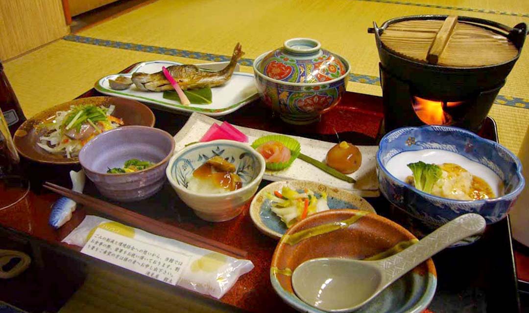 源泉かけ流しの紅葉露天風呂 山形県米沢市 大平温泉 滝見屋