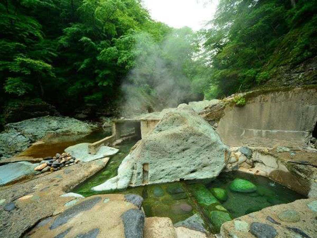 源泉かけ流しの紅葉露天風呂 栃木県那須塩原市 塩原温泉 湯守田中屋