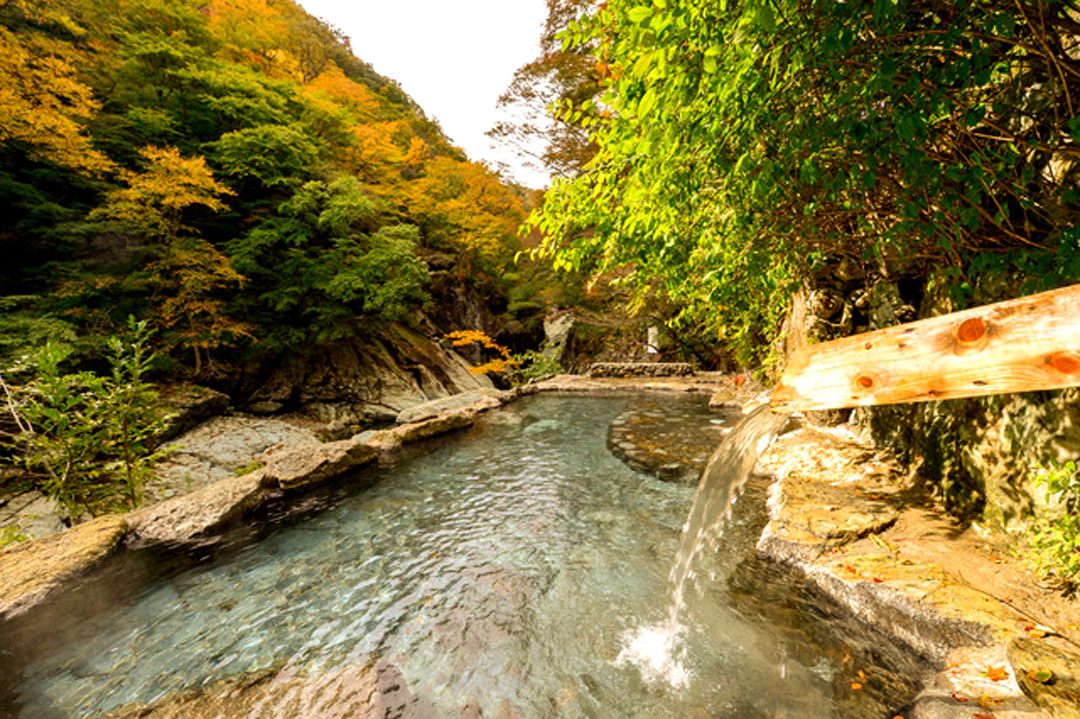 源泉かけ流しの紅葉露天風呂 栃木県那須塩原市 塩原温泉 湯守田中屋