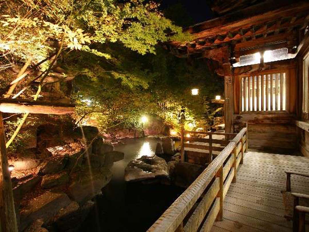 源泉かけ流しの紅葉露天風呂 長野県下高井郡山ノ内町 湯田中温泉 よろづやアネックス湯楽庵