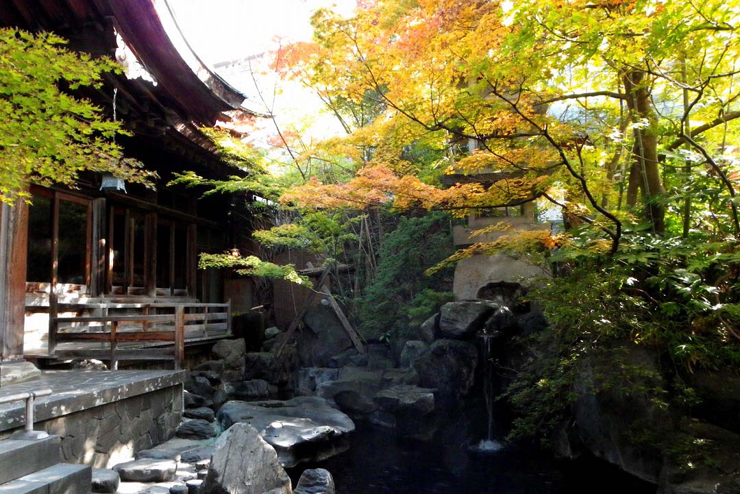 源泉かけ流しの紅葉露天風呂 長野県下高井郡山ノ内町 湯田中温泉 よろづやアネックス湯楽庵