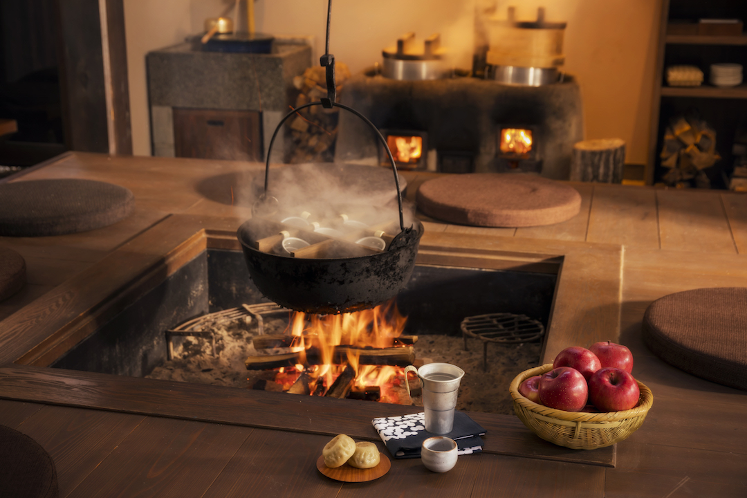 長野県大町市大町温泉郷　星野リゾート  界 アルプス　囲炉裏で焼りんごやおやき、燗酒。冬にはかまくら