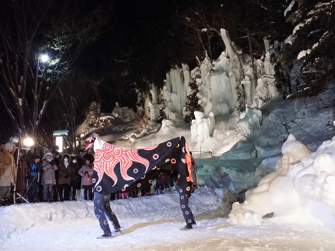 岐阜県高山市奥飛騨温泉郷 福地温泉冬だけの絶景 青だるのライトアップ
