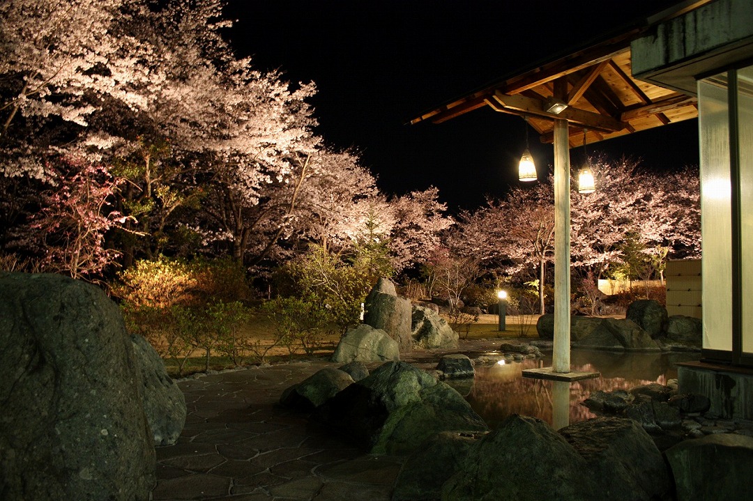 神奈川県相模原市　藤野やまなみ温泉　桜が見える露天風呂　花見露天