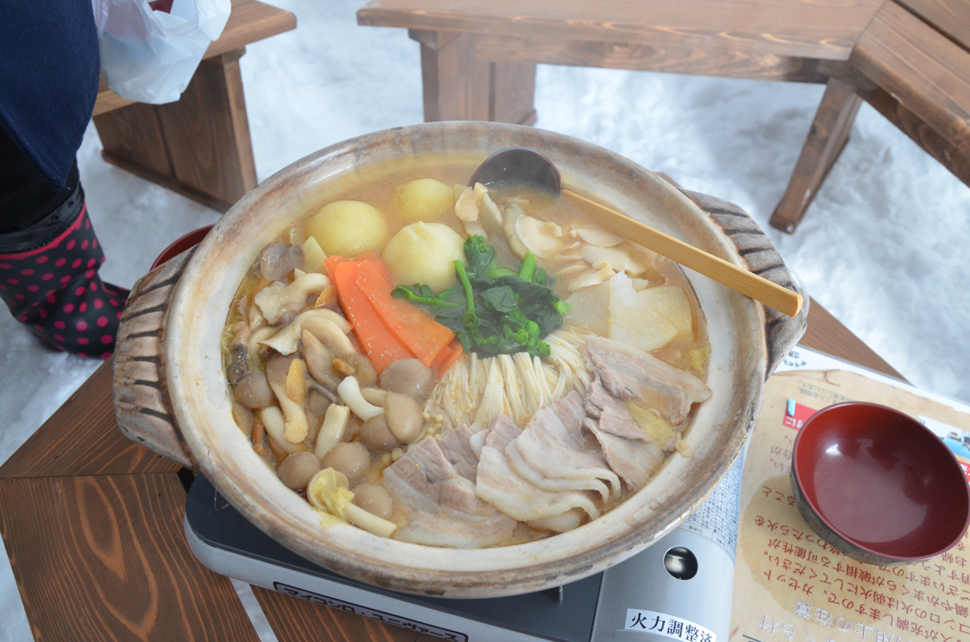 長野県飯山市 のんびり田舎のかまくら物語の旅 かまくらでご当地鍋を食べる