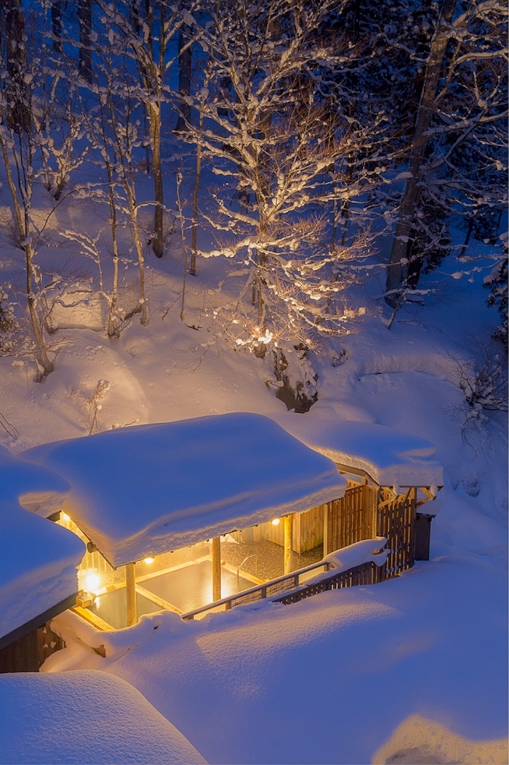新潟県十日町市松之山温泉　雪の中のバル