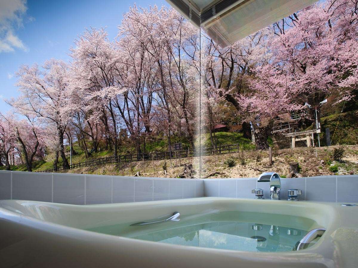 山形県南陽市 赤湯温泉 上杉の御湯 御殿守 桜が見える露天風呂 花見露天